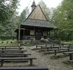 Zabytkowa drewniana kapliczka w Kiełbasowie